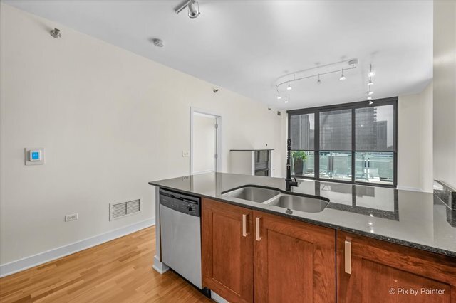 Building Photo - 744 N Clark St