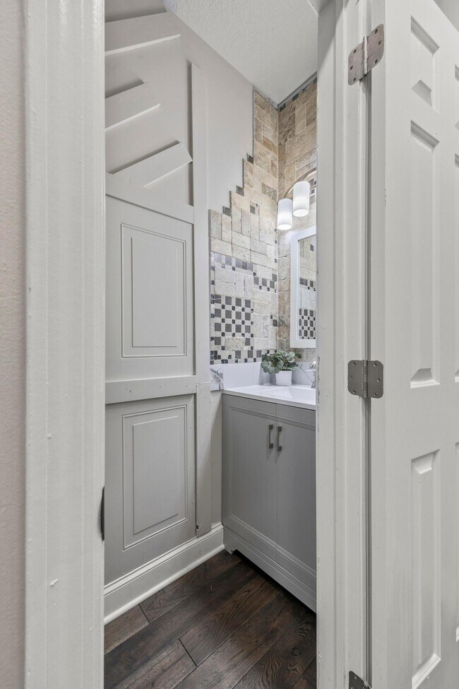 Building Photo - 5935 Pondview Ct