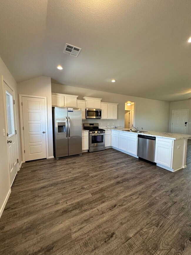 Building Photo - *Pre-leasing* Three Bedroom | Two Bathroom...