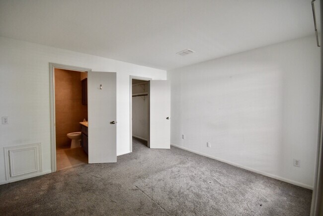 Building Photo - 4404 Basswood Ln