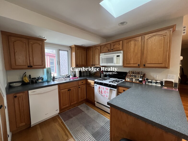 Primary Photo - 24 Burnham St