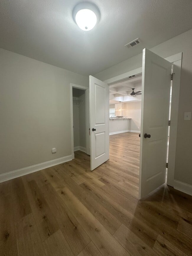 Building Photo - 3 Bedroom with extra Office Space AVAILABL...