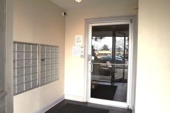 Building Photo - 10353 Dearlove Rd