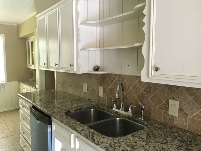 Building Photo - 3/2/2 Fenced Yard and Pet Friendly