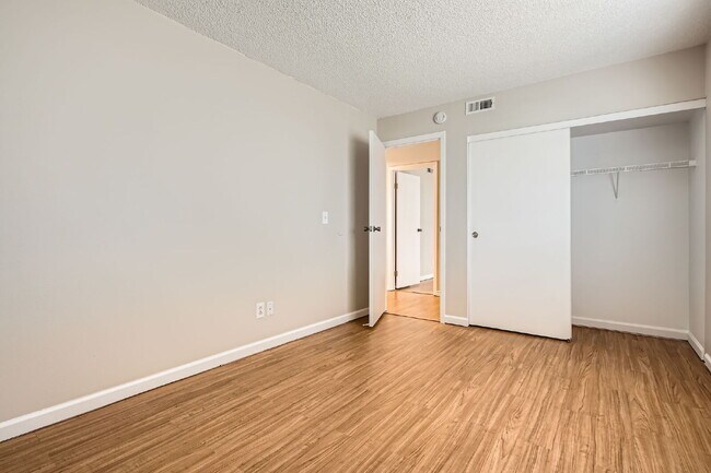 Building Photo - Spacious 1,177 sq ft 3-Bed / 2-Bath Condo ...