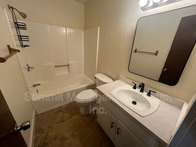 Building Photo - 916 Curry Cir SE