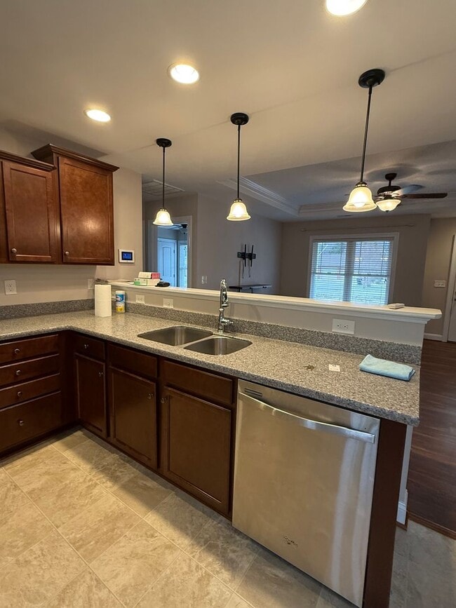 Building Photo - One Level 3 Bedroom 2 Bath Home in Hollins Area