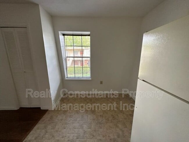 Building Photo - 3830 Country Club Rd