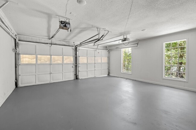 Building Photo - Rare Fully Renovated Center Point Home