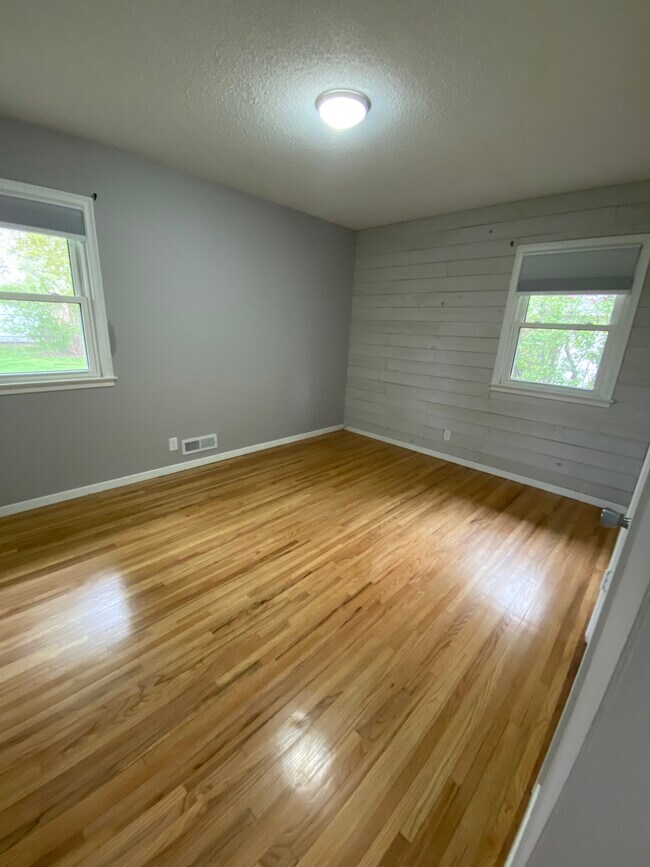 Master bedroom - 8430 Goodview Ave S