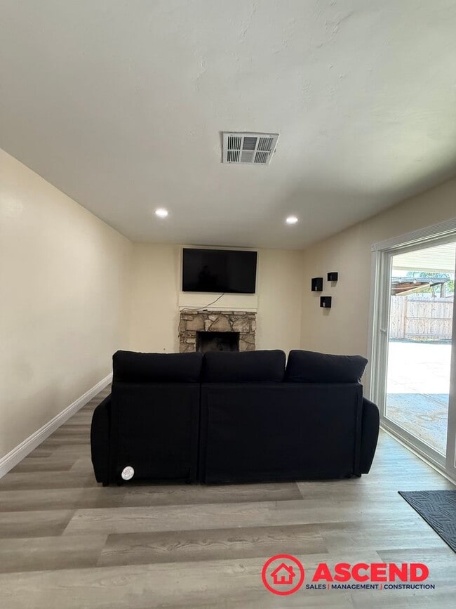 Building Photo - Charming 3 Bedroom / 2 Bath Home + Additional Office