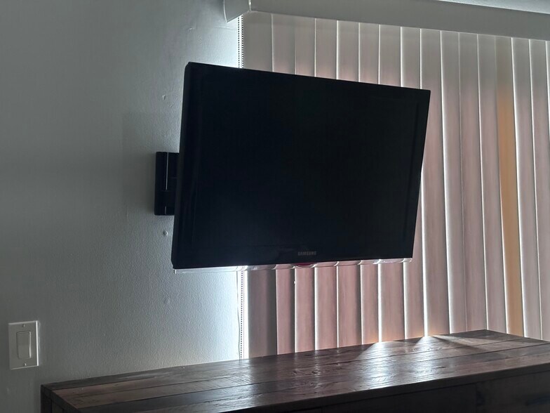 Tv - 8315 Kenyon Ave
