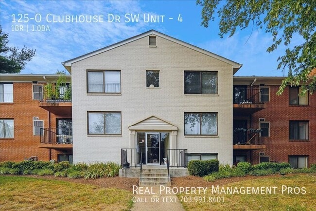 Building Photo - 125 Clubhouse Dr SW