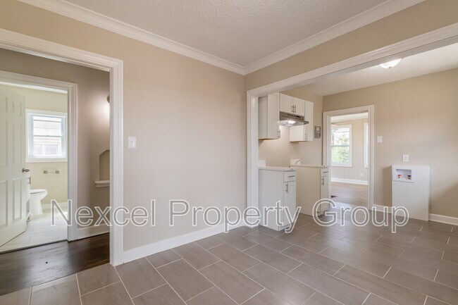 Building Photo - 1055 University St