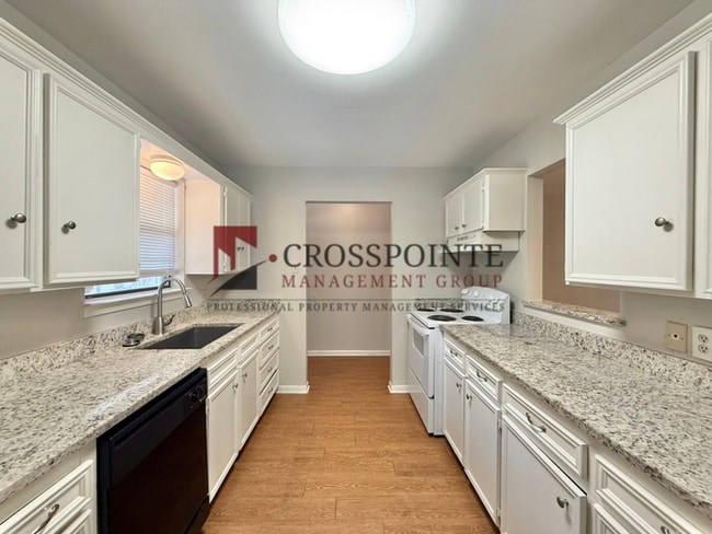 Building Photo - 3 Bedroom, 2 Bathroom Duplex!