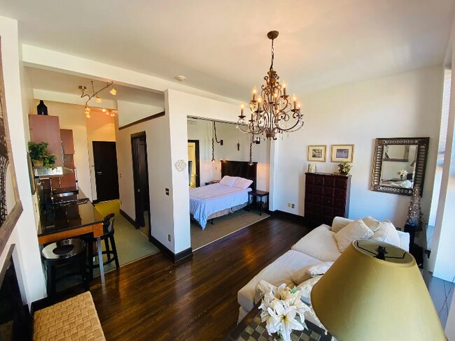 Building Photo - 12 W Poplar Ave