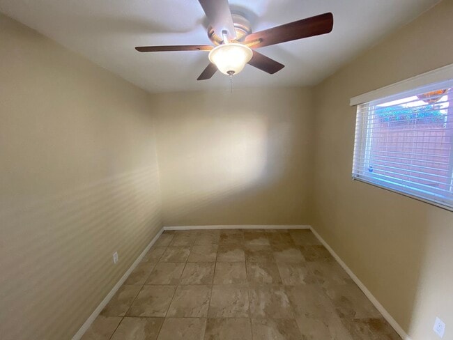 Building Photo - kl303r