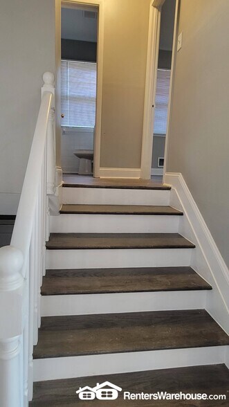 Building Photo - 131 Oak Dr SW