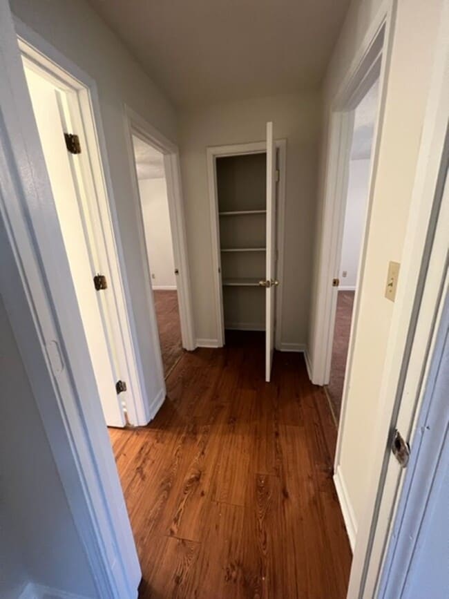 Building Photo - 2 bed 1 bath duplex in Bogart!