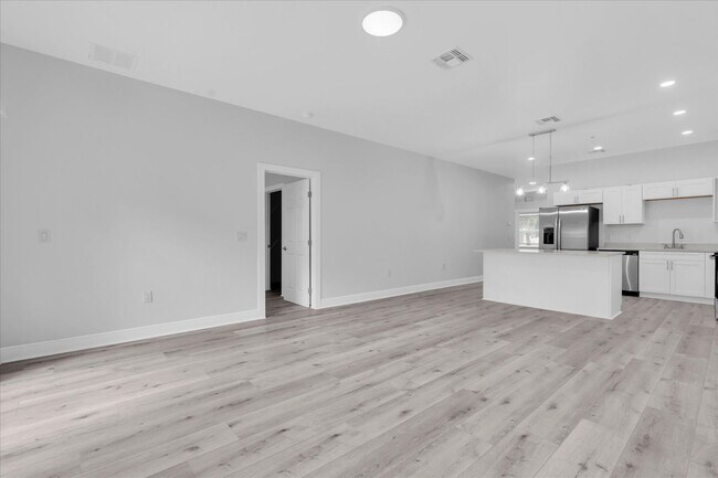 Building Photo - 705 S Orange Ave