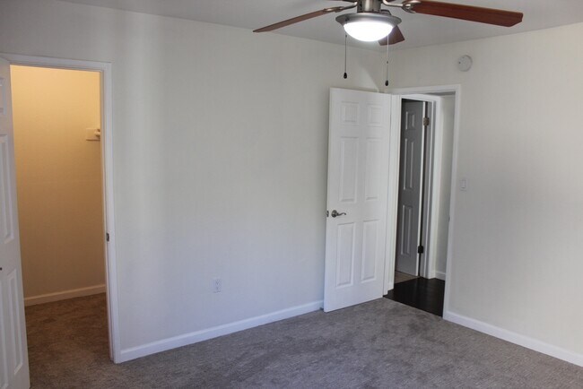 Building Photo - 5877 N Granite Reef Rd