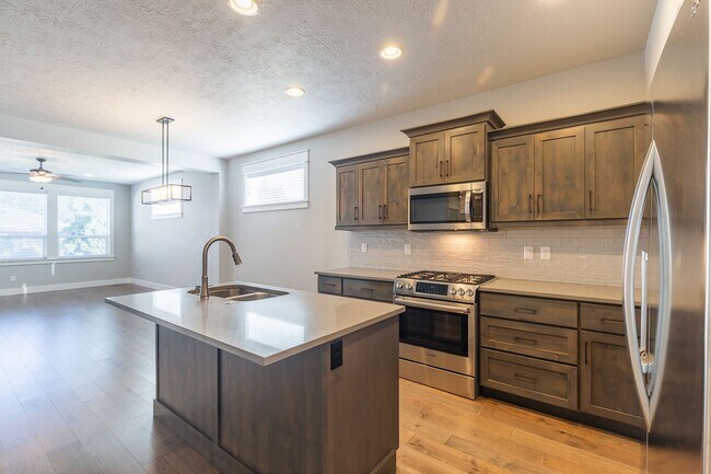 Building Photo - Quiet Centrally located 3 bed 2.5 bathroom