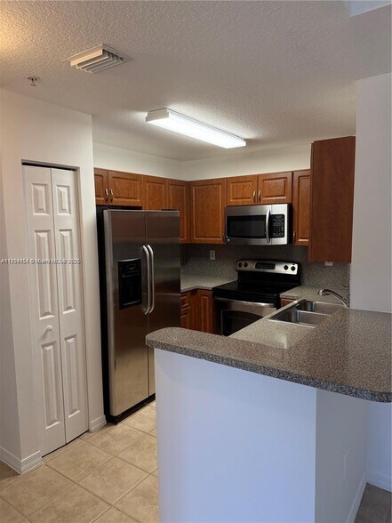 Primary Photo - 906 SW 143rd Ave
