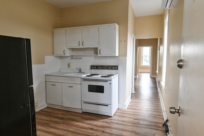 Building Photo - 213 3rd St