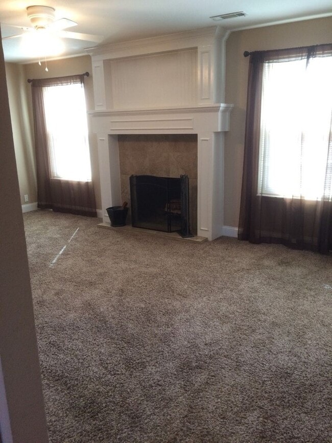 Building Photo - Huntington Condominiums upstairs, beautiful 2 br, 2 bth, wood burning fireplace