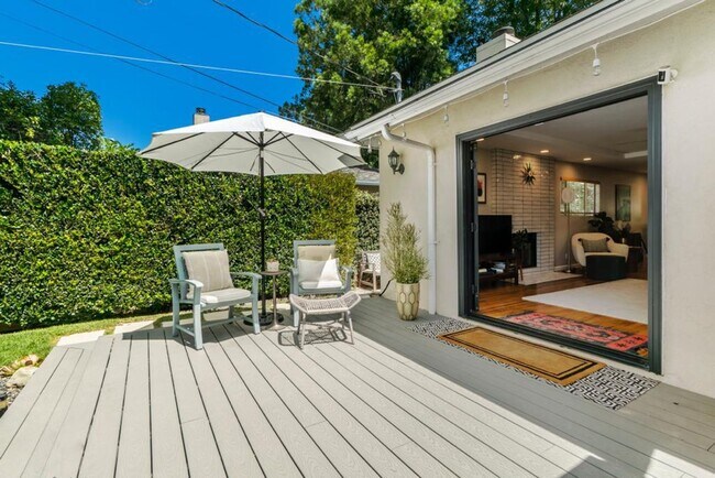 Building Photo - A charming 3-bedroom, 2.5 bath home in Don...