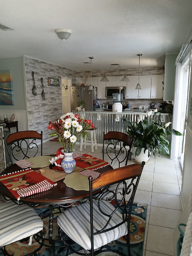 Building Photo - Charming Upgraded Cottage Near Pensacola’s...