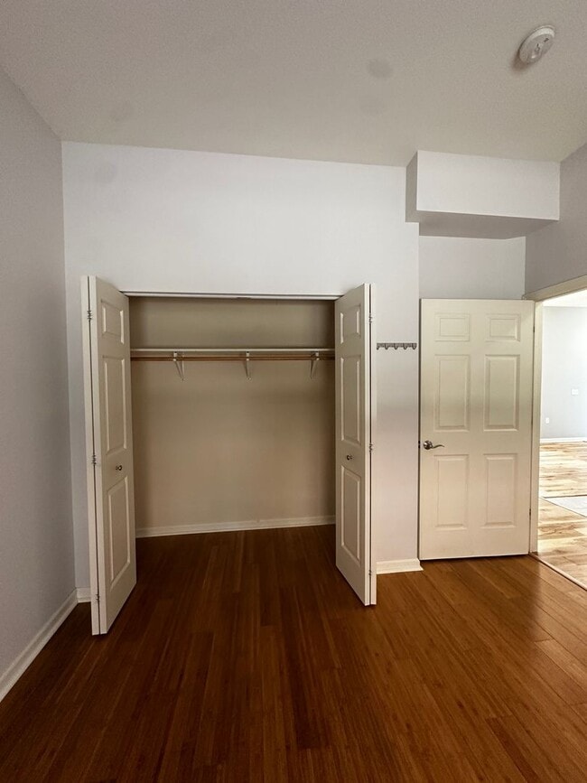 Building Photo - 1 Bedroom, GREAT location!!
