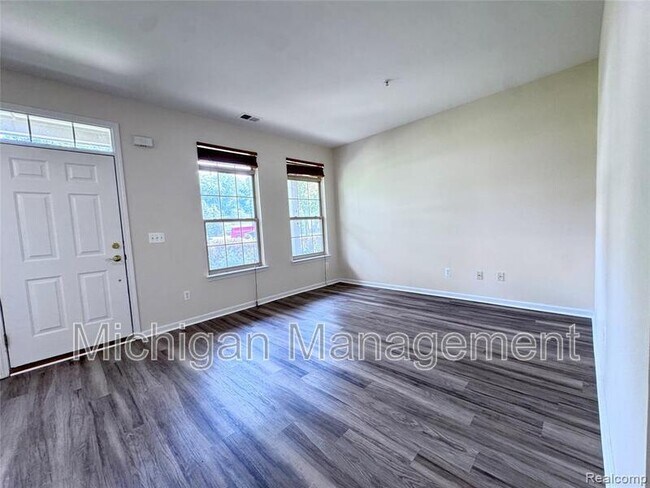 Building Photo - 488 Village Dr