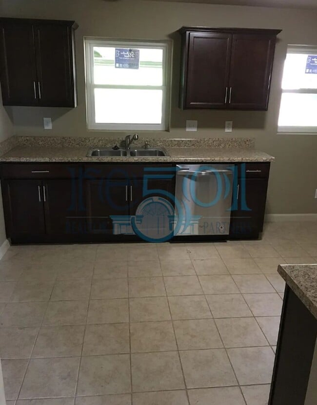 Building Photo - 6 Broadmoor Dr