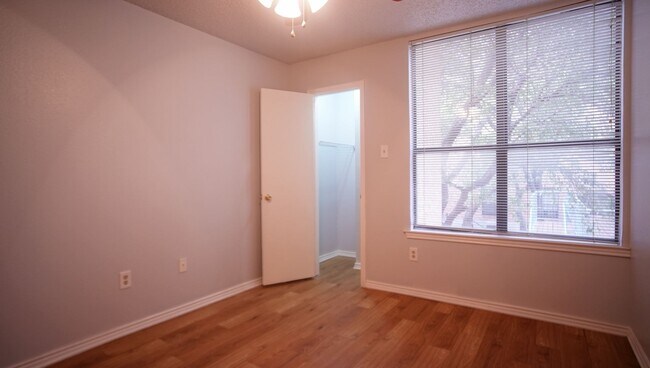 Building Photo - 2/2 Renovated Condo in Central Austin