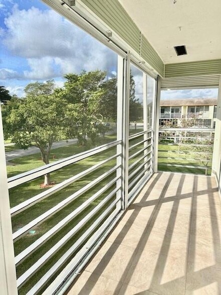 Building Photo - 368 Mansfield I