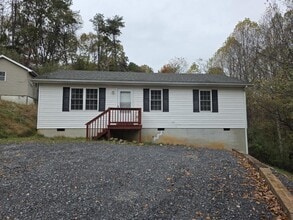 Building Photo - 550 Reids Hill Rd