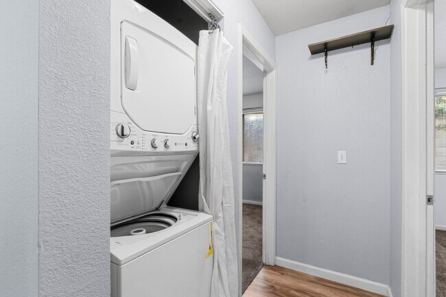 Building Photo - $200 Off First Months Rent! Cozy 3-Bedroom...