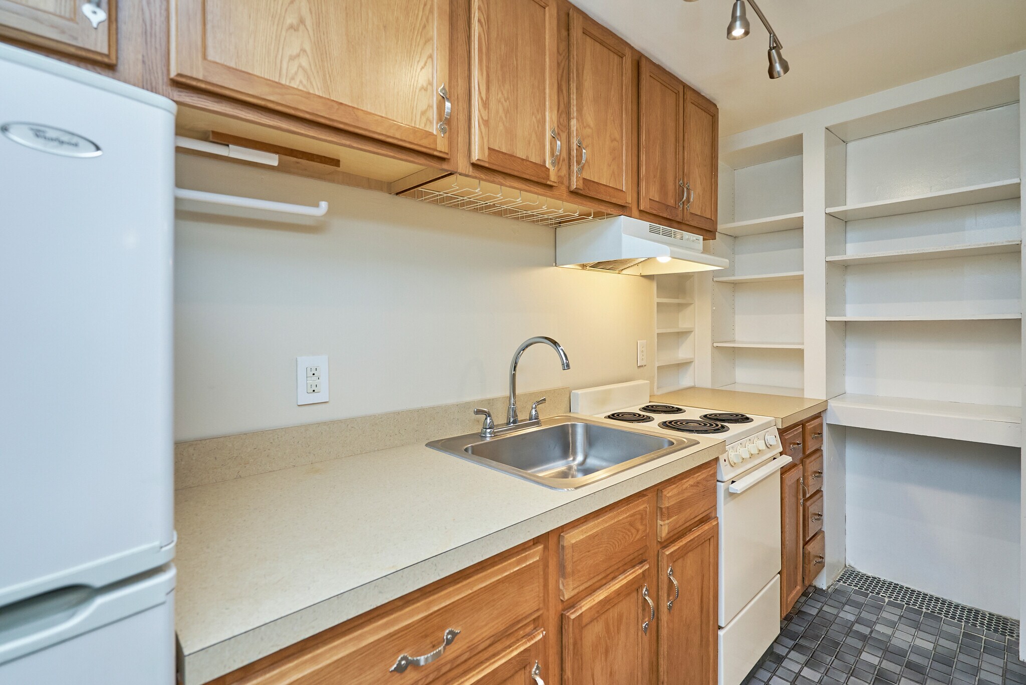 Building Photo - 805 23rd St S