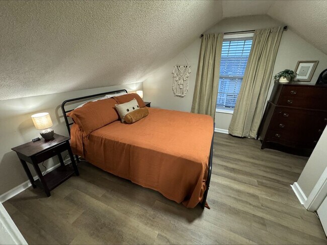 Building Photo - 913 Bagwell Dr