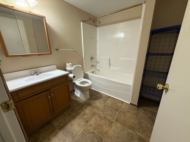 Building Photo - 3 Bed 1 Bath + Bonus Room and Yard