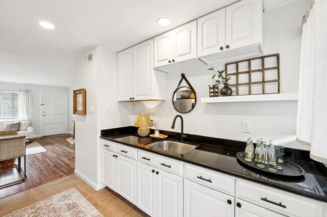 Building Photo - Pixley