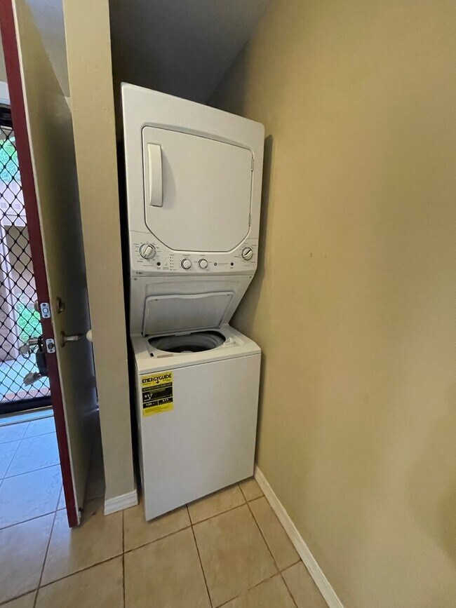 Building Photo - Unfurnished One Bedroom Available Immediately!