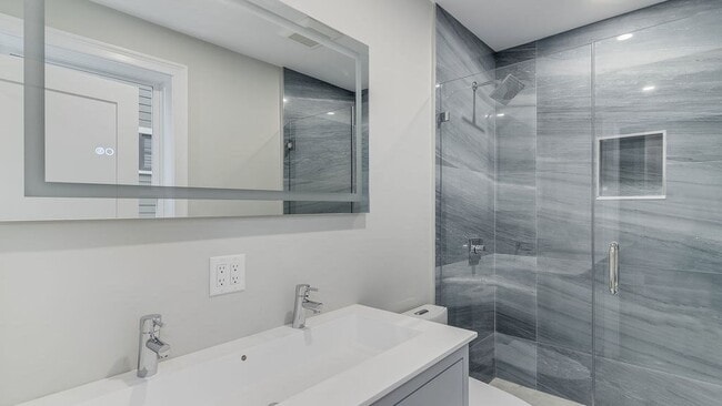 Building Photo - 555 E 5th St