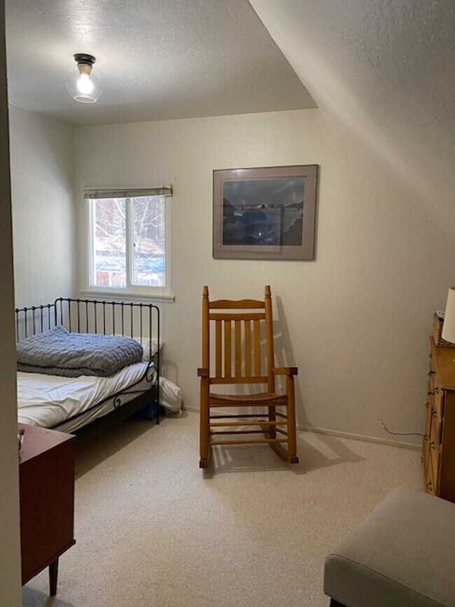 Building Photo - Lovely 3 Bedroom Home with Upgrades Throug...