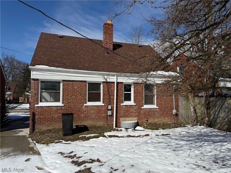 Building Photo - 5713 South Blvd