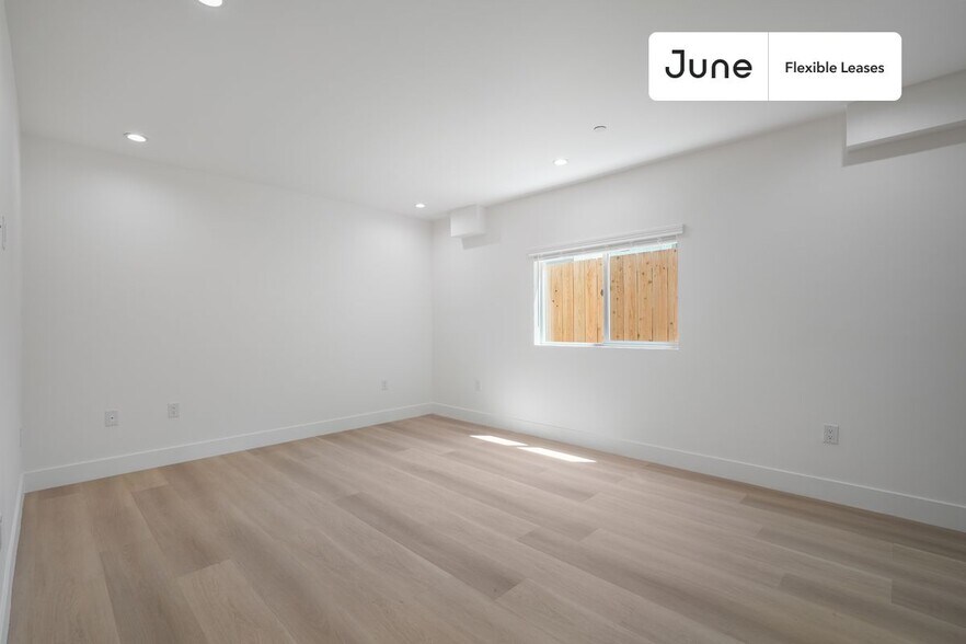 Building Photo - 1321 N June St