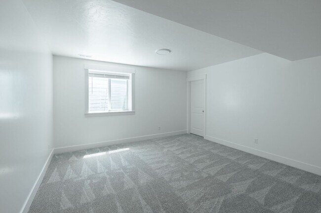 Building Photo - 5 BED 3 BATH HOME IN IDAHO FALLS WITH 2 STALL GARAGE, AC, FENCED YARD
