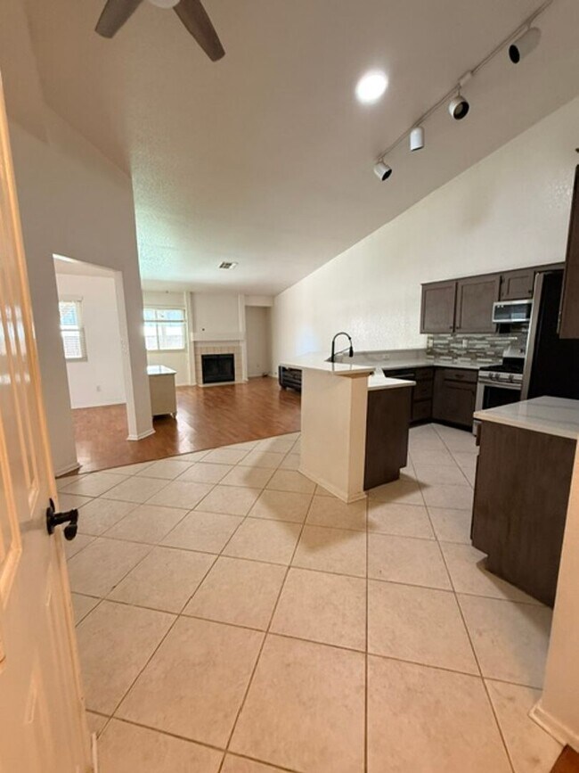 Building Photo - 875 E Serpentina Ave