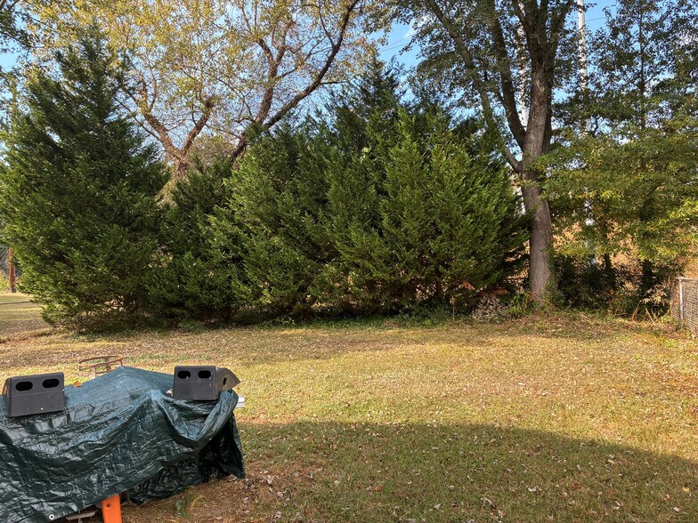 Building Photo - Room in House on Trafalgar Way